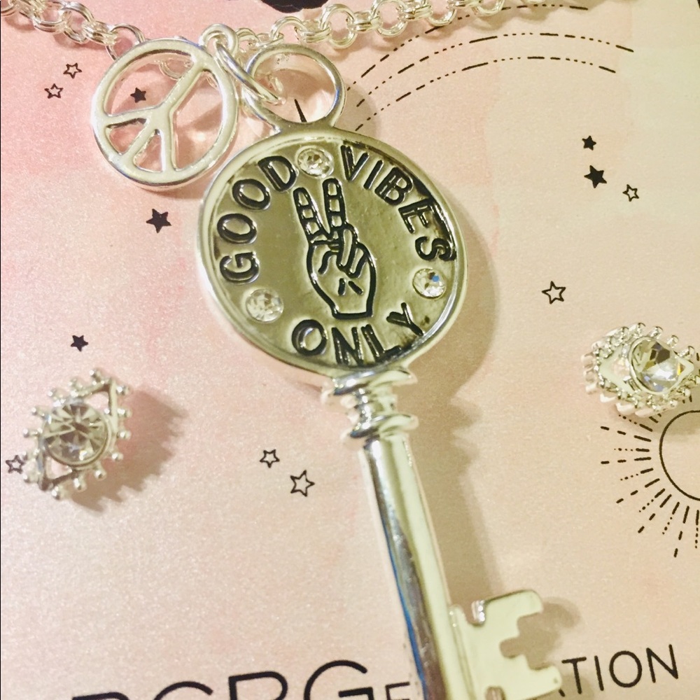 BCBGeneration Key Pendant Necklace&Earrings Set